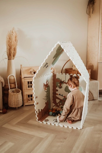 Foldable little house for even more fun
