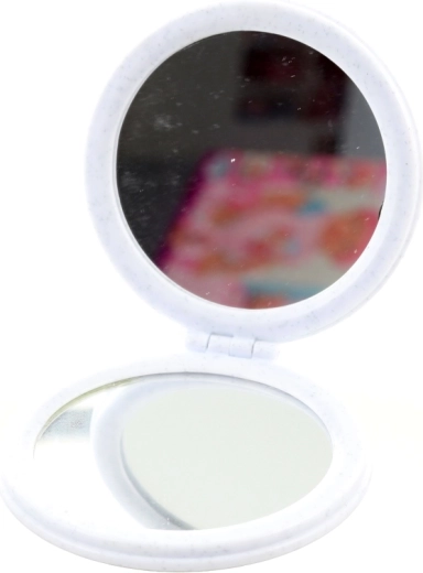 Double mirror for added convenience