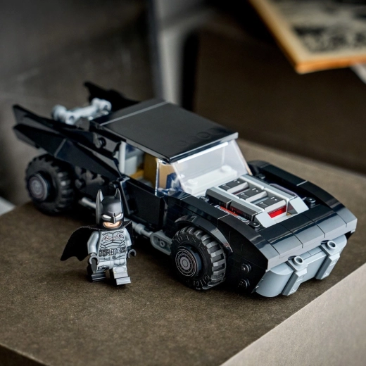 Detailne Batmobile avatava katusega