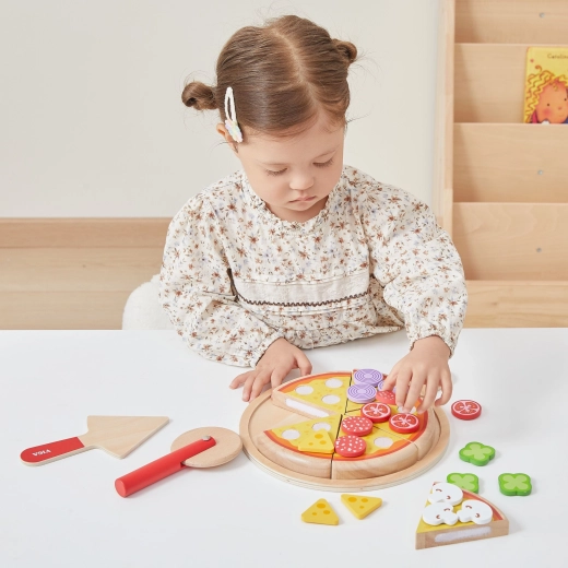 Cutting with a wheel and serving with a spatula