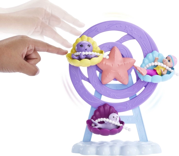 Pöörlev karussell karbikujuliste istmetega