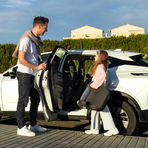 2-in-1 design and universal seat-belt installation