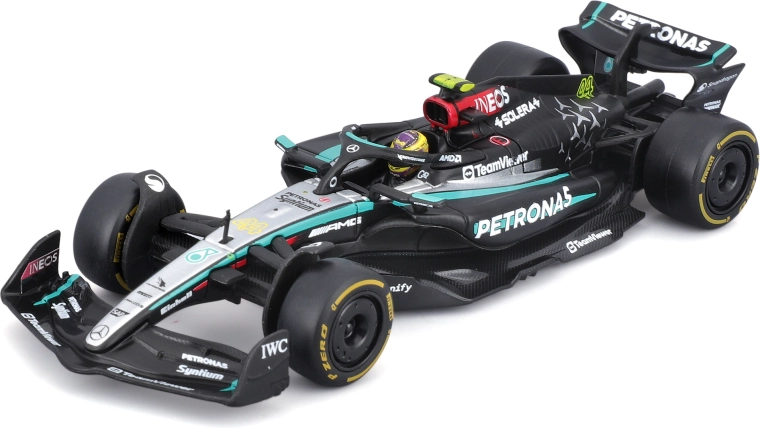 Bburago F1 mudel Mercedes-AMG F1 W15 1:43 juhiga vitriinis