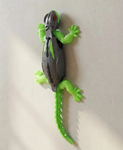 Wall climbing thanks to a vacuum system