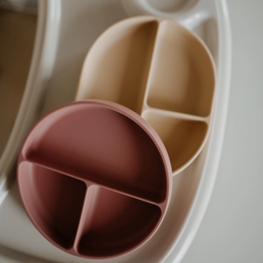 Three compartments for clear serving