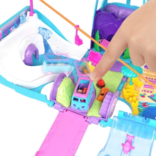 Lots of accessories for creative play