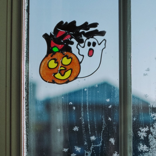 Halloweeni aknakaunistus kõrvitsa ja kummitusega