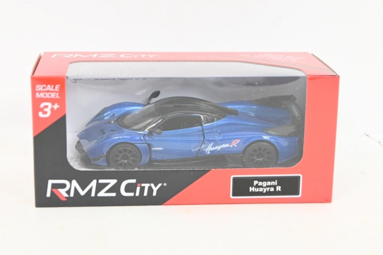 Autodeeli Pagani Huayra R sinises värvitoonis