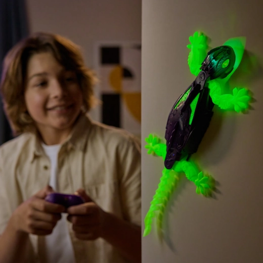 Climbs walls and smooth surfaces