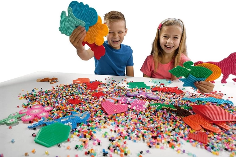 Pegs keep the beads precisely in place