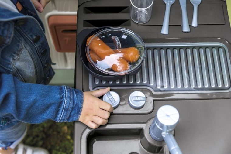 Play with a grill, pot, and rotating elements