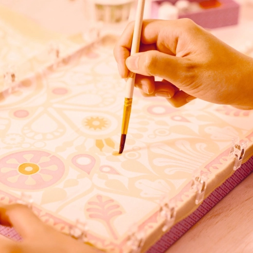 Täpsed pintslitõmbed tänu pingul kangale