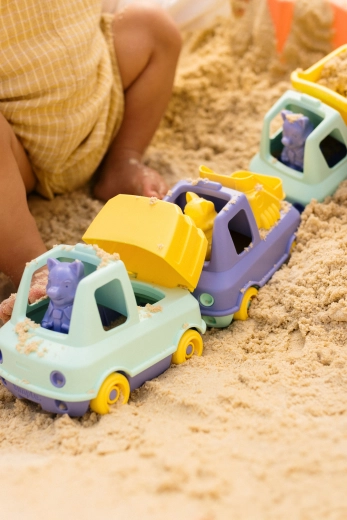 Ideal for sand and water (and easy to wash)