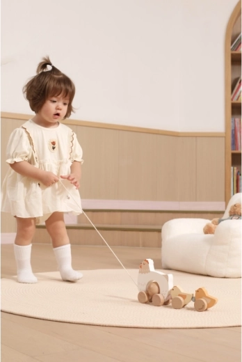 Swaying chicks that encourage walking