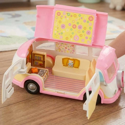 Folding van for more play space