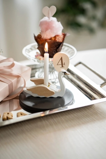 Can be complemented with number balloons 0–9 (set not included)