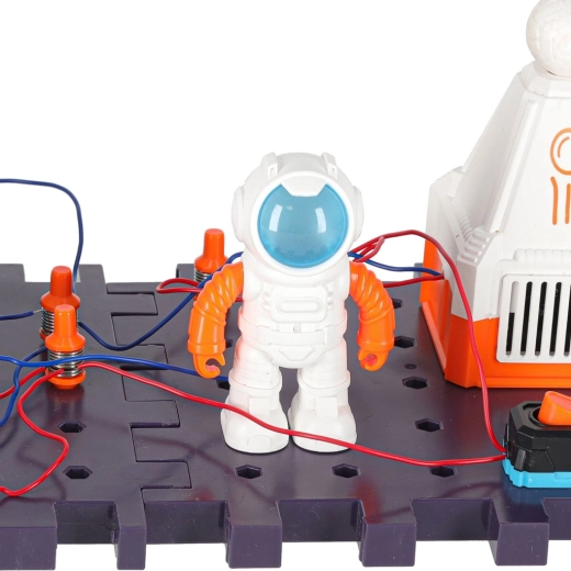 Light, movement and independent experiments