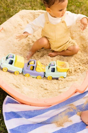 Play in sand and water, easy to wash
