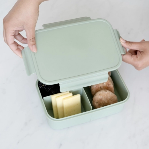 Three compartments for neat snack packing