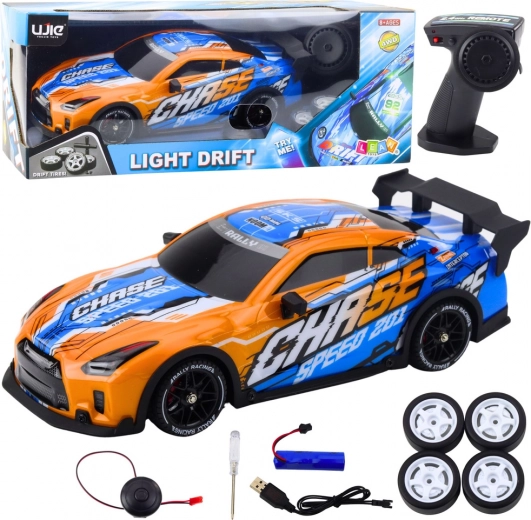 RC sportauto valgustatud keredetailidega ja driftirežiimiga – oranž