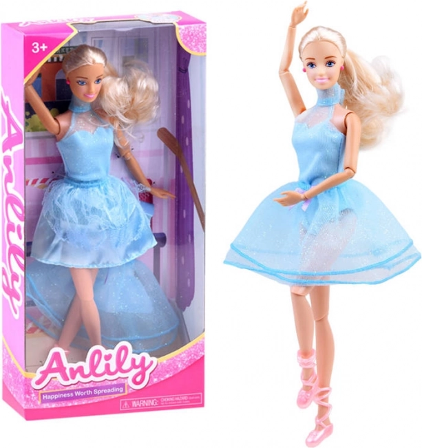 Anlily baleriin sinises kleidis