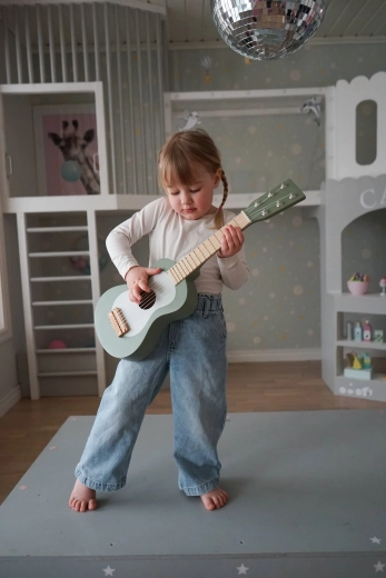 6 strings for first musical discovery