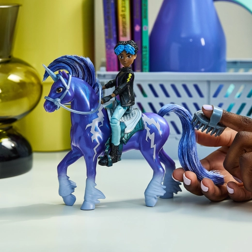STORM kammitava laka ja maagiliste detailidega