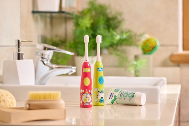 Battery-powered vibrating cleaning