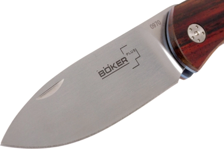 Premium 440C steel blade with satin finish