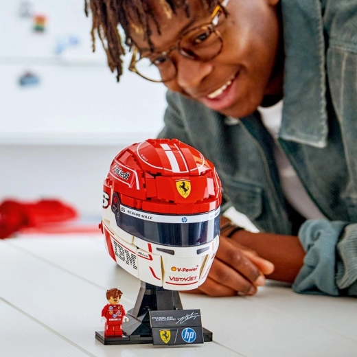 Minifiguur ja alus kollektsioneeritavaks esitluseks