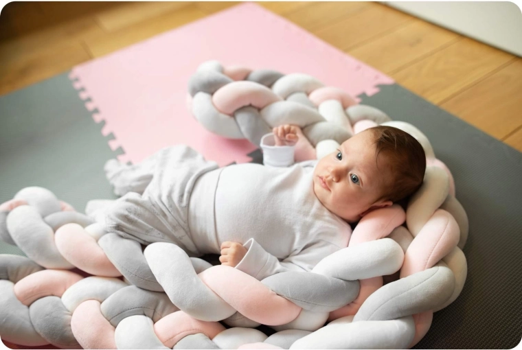 Soft protection around the cot