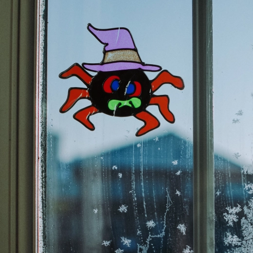 Halloweeni aknakaunistus – värviline sädelev ämblik