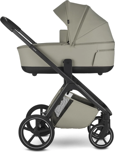 Premium carrycot for baby’s comfort