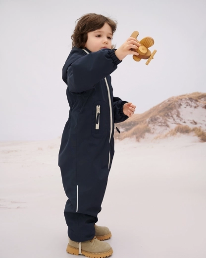 Practical details: detachable hood, reflective elements and chin guard