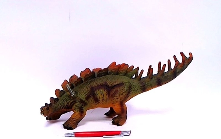 Pehme plüüsist dinosaurus heliga