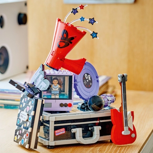 Minifiguur ja Good 4 U-st inspireeritud stseen
