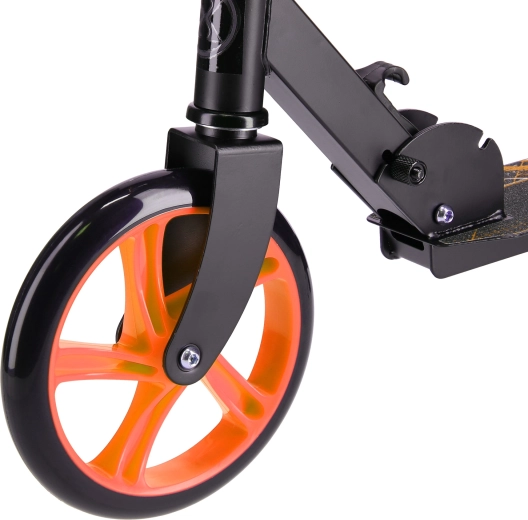 Fast and smooth ride on large 200 mm wheels