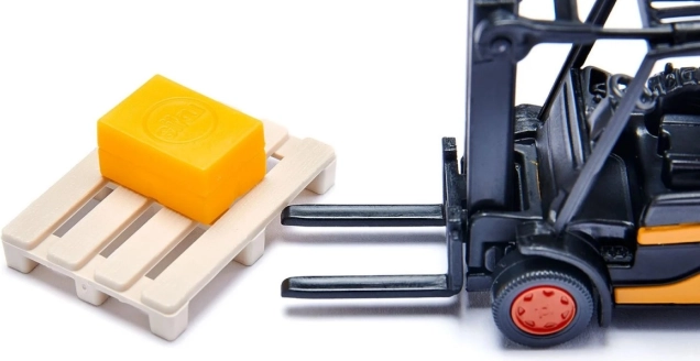 Forklift for loading parcels
