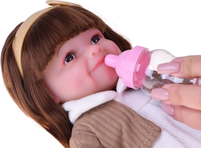 Realistlik hooldus pudeli ja mähkmega