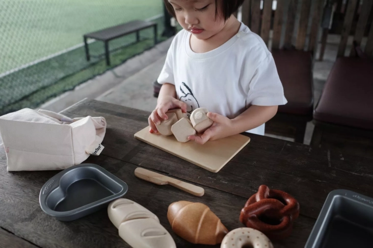 Detachable pieces to develop motor skills