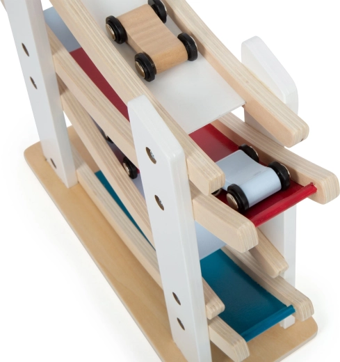 Neli värvilist autot komplektis