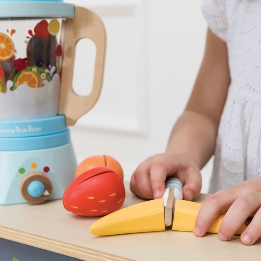 Cutting and preparing smoothies
