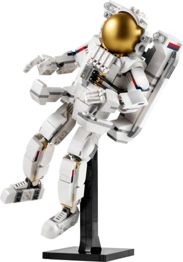 Poseeritav astronaut kuldse visiiriga