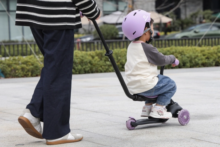 Parent handle and stable three wheels for more confident first rides