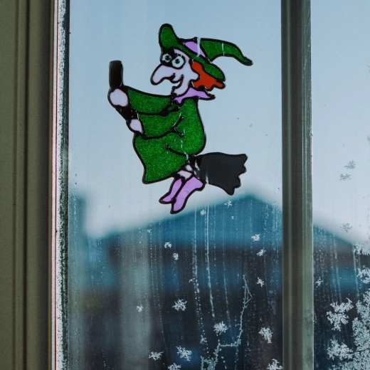 Särav Halloweeni aknakleebis nõia kujutisega