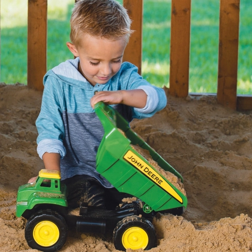 Suur John Deere kallur väikestele ehitajatele
