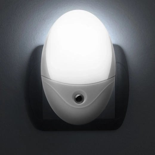 Phenom LED-öine orientiirvalgusti valgusanduriga, valge