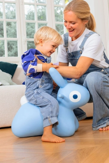 Quut hüppav sõber jänku sinine