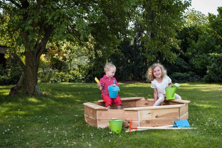 Wooden sandbox with protective net 130 × 130 cm