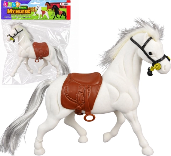 Valge hobuse figuur pruuni sadulaga – farm